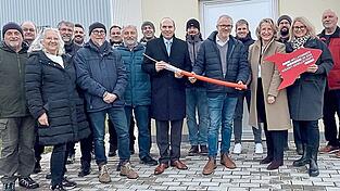 Gemeinsam freuten sich die Vertreter von Verwaltung, Politik und der beteiligten Unternehmen auf die offizielle Inbetriebnahme des Glasfasernetzes an. Gemeinsam freuten sich die Vertreter von Verwaltung, Politik und der beteiligten Unternehmen auf die offizielle Inbetriebnahme des Glasfasernetzes an.