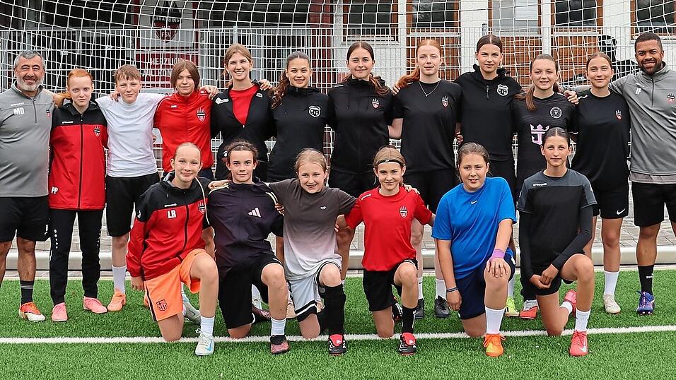 Gruppenfoto der U 15 und U 17 zusammen mit den Trainern Mustafa Demir (links) und Igor Ramos Fernandez (rechts).