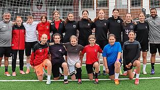 Gruppenfoto der U 15 und U 17 zusammen mit den Trainern Mustafa Demir (links) und Igor Ramos Fernandez (rechts). Gruppenfoto der U 15 und U 17 zusammen mit den Trainern Mustafa Demir (links) und Igor Ramos Fernandez (rechts).