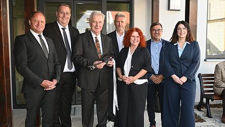Alle VG-Bürgermeister sind zur Eröffnung gekommen. Auf dem Bild Geschäftsleiter Georg Bergermeier, die Bürgermeister Wolfgang Brich, Johann Bergermeier, Armin Stiegler, Bettina Danner, Franz Huber und Hauptamtsleiterin Stefanie Gruber (v.l.). Alle VG-Bürgermeister sind zur Eröffnung gekommen. Auf dem Bild Geschäftsleiter Georg Bergermeier, die Bürgermeister Wolfgang Brich, Johann Bergermeier, Armin Stiegler, Bettina Danner, Franz Huber und Hauptamtsleiterin Stefanie Gruber (v.l.).