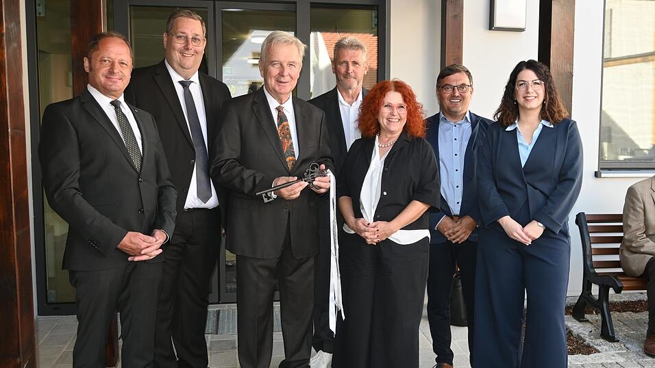 Alle VG-Bürgermeister sind zur Eröffnung gekommen. Auf dem Bild Geschäftsleiter Georg Bergermeier, die Bürgermeister Wolfgang Brich, Johann Bergermeier, Armin Stiegler, Bettina Danner, Franz Huber und Hauptamtsleiterin Stefanie Gruber (v.l.). Alle VG-Bürgermeister sind zur Eröffnung gekommen. Auf dem Bild Geschäftsleiter Georg Bergermeier, die Bürgermeister Wolfgang Brich, Johann Bergermeier, Armin Stiegler, Bettina Danner, Franz Huber und Hauptamtsleiterin Stefanie Gruber (v.l.).
