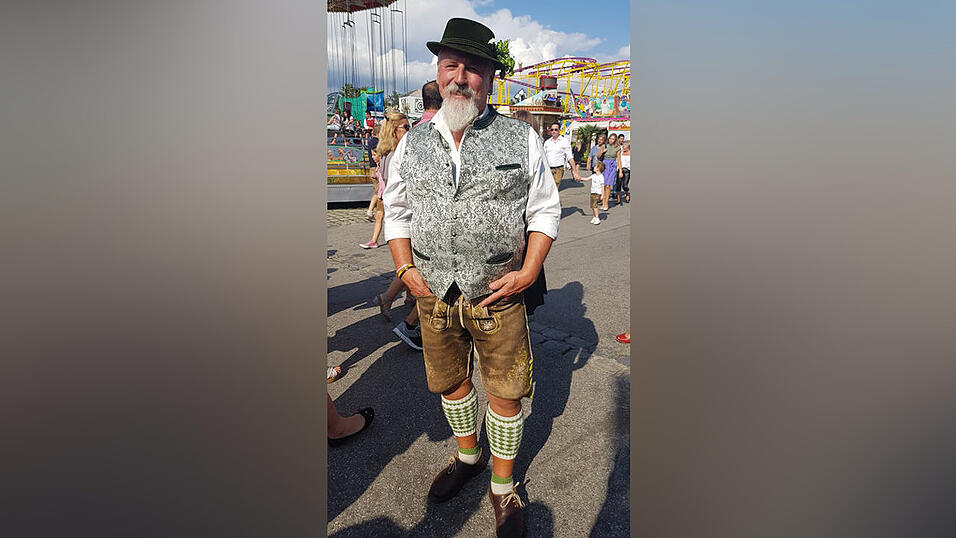 Ein gestandenes Mannsbild kann den M&auml;dels in ihren kunstvollen Dirndln auch die Schau stehlen. Das Outfit des Tages am Donnerstag wird getragen von Kurt Alaedtke aus der Hallertau.