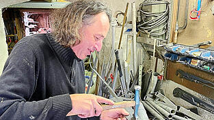 Stephan Baumer arbeitet in seiner Werkstatt am Prototypen für den neuen Häscherspieß.