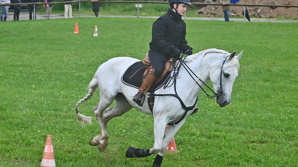 Trotz des nassen Bodens waren die Amazonen beim Ride & Drive flott unterwegs. Trotz des nassen Bodens waren die Amazonen beim Ride & Drive flott unterwegs.
