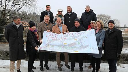 Vertreter der Regensburger CSU und der Wirtschaft mit Staatsminister Christian Bernreiter (vorne, Vierter von rechts) und dem Bundestagsabgeordneten Peter Aumer (Dritter von links) auf dem Pendlerparkplatz am Lappersdorfer Kreisel.