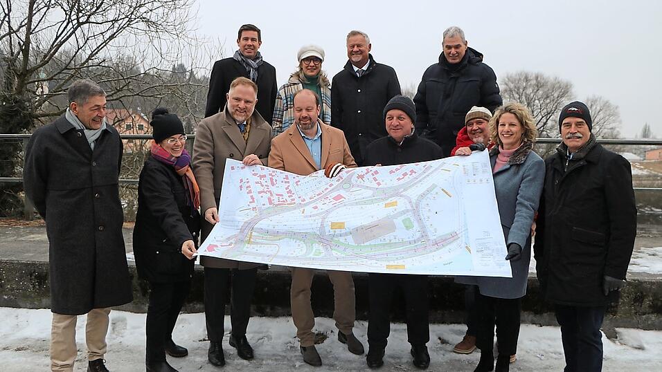 Vertreter der Regensburger CSU und der Wirtschaft mit Staatsminister Christian Bernreiter (vorne, Vierter von rechts) und dem Bundestagsabgeordneten Peter Aumer (Dritter von links) auf dem Pendlerparkplatz am Lappersdorfer Kreisel.
