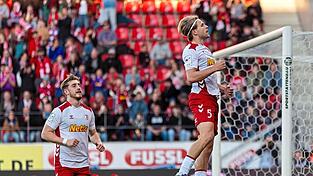 Freudensprung vor der Hans-Jakob-Trib&uuml;ne: Philipp M&uuml;ller trifft fr&uuml;h zum 1:0 f&uuml;r Regensburg. Das letztlich Goldene Tor wird zum Geburstagsgeschenk f&uuml;r Trainer Sascha Hildmann.