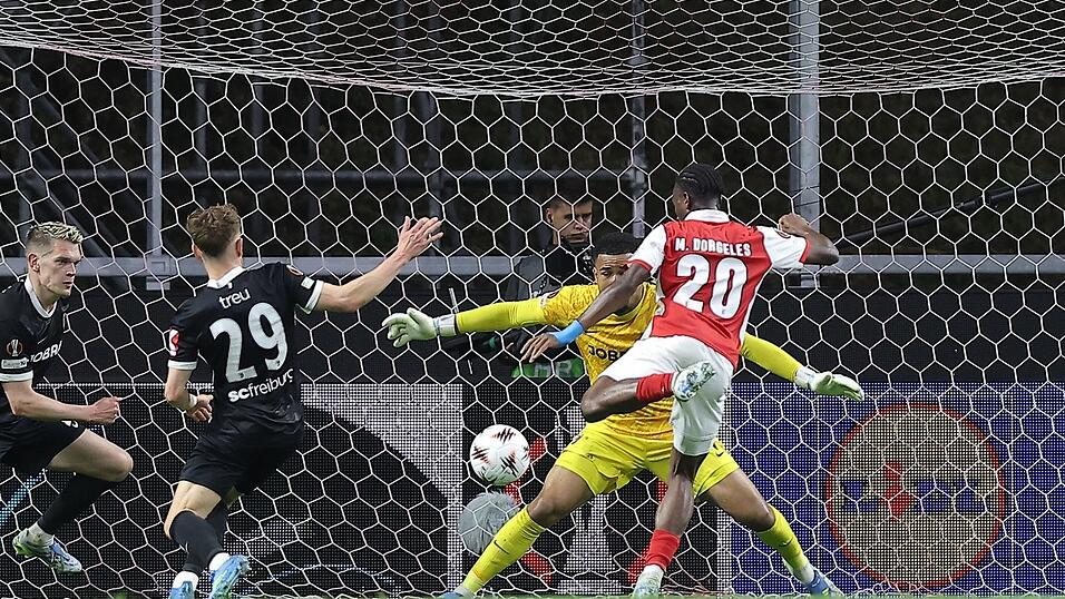 Chancenlos in der Nachspielzeit: Die SC-Defensive um Noah Atubolu