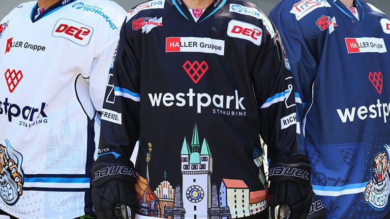Die Straubing Tigers haben ihre neuen Trikots pr&auml;sentiert. Auf dem Bild sind von links nach rechts das Ausw&auml;rts-, Alternativ- und Heimtrikot zu sehen.