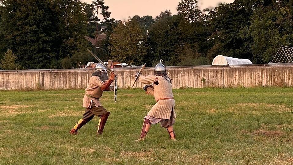 Manche Ritter haben auch nach der Schlacht noch nicht genug. Manche Ritter haben auch nach der Schlacht noch nicht genug.