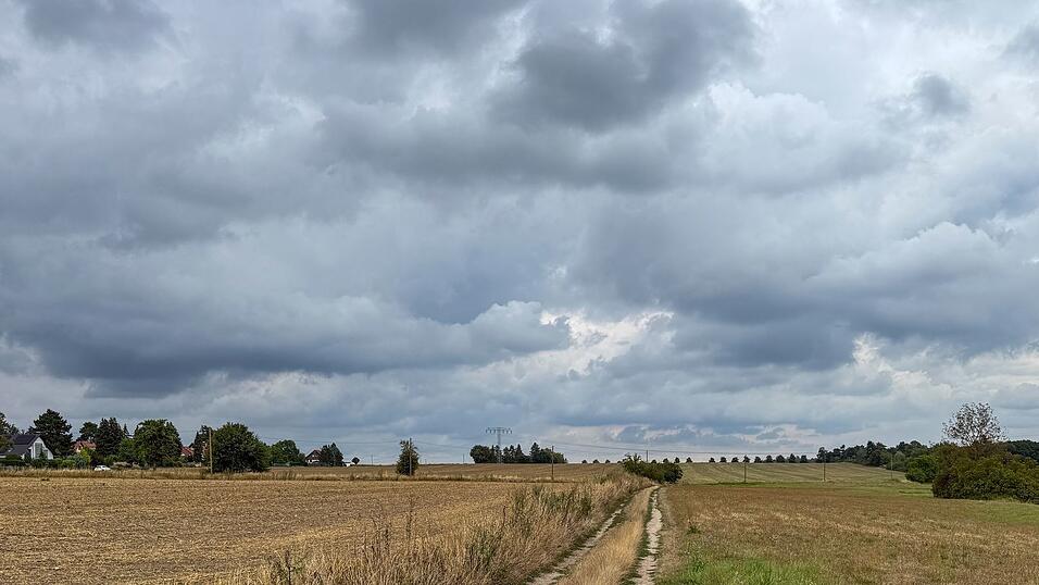 Dunkle Wolken und Gewitter ziehen nach der Vorhersage des Deutschen Wetterdiensts aus Westen heran. (Archivbild) Dunkle Wolken und Gewitter ziehen nach der Vorhersage des Deutschen Wetterdiensts aus Westen heran. (Archivbild)