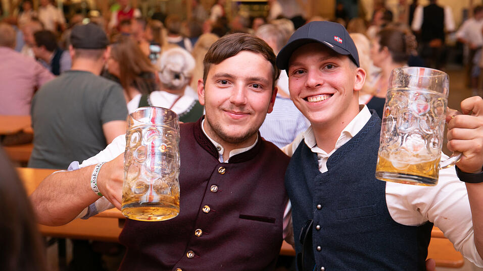 Die Partybilder vom Montag, 18. August, aus dem Festzelt Greindl. Die Partybilder vom Montag, 18. August, aus dem Festzelt Greindl.