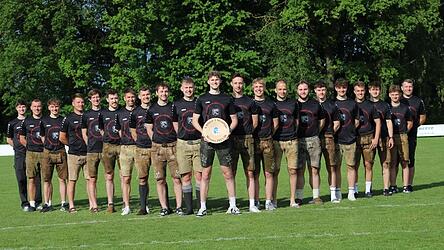 Nach dem torreichen 6:3-Sieg gegen den SV Wiesenfelden am letzten Spieltag der A-Klassensaison 2025/26 bekommt der SV Salching die - aufgrund von 22 Siegen in 24 Spielen - hochverdiente Meisterschale &uuml;berreicht.