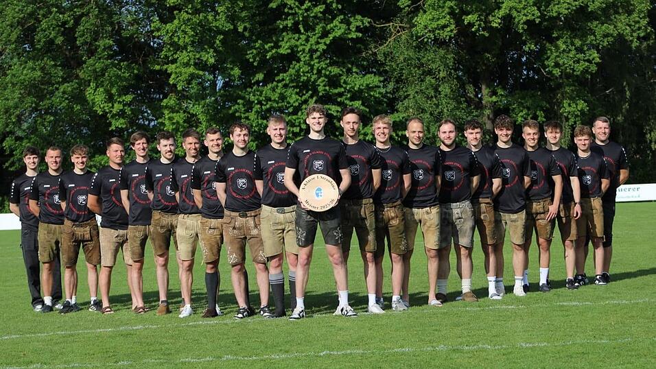 Nach dem torreichen 6:3-Sieg gegen den SV Wiesenfelden am letzten Spieltag der A-Klassensaison 2025/26 bekommt der SV Salching die - aufgrund von 22 Siegen in 24 Spielen - hochverdiente Meisterschale &uuml;berreicht.