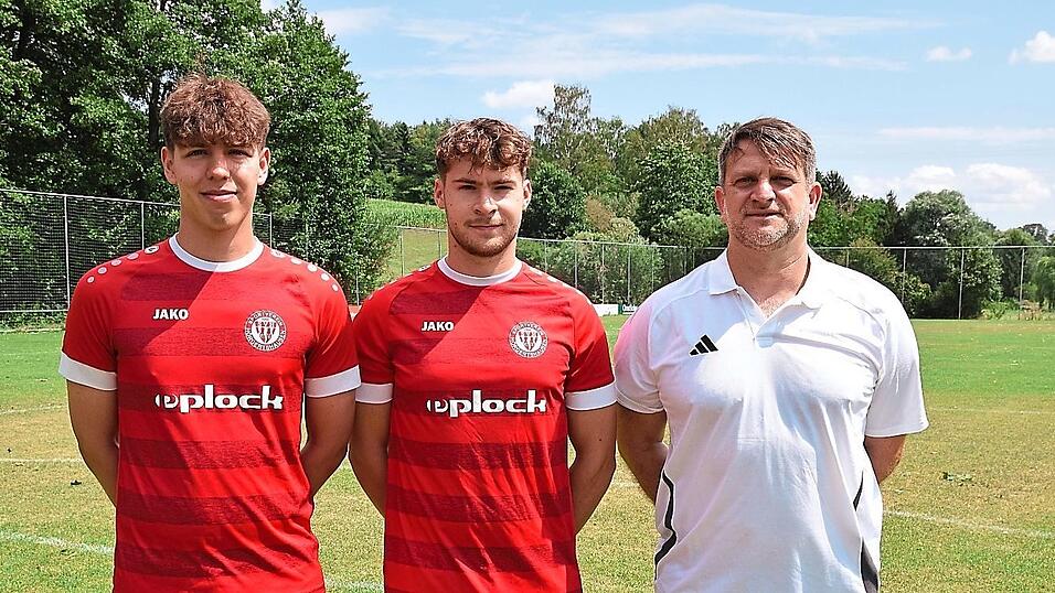 Die Hörgertshausener Neuzugänge Elias Stork (v.l.) und Michael Mair mit dem neuen Trainer Helmut Atzmüller. Die Hörgertshausener Neuzugänge Elias Stork (v.l.) und Michael Mair mit dem neuen Trainer Helmut Atzmüller.