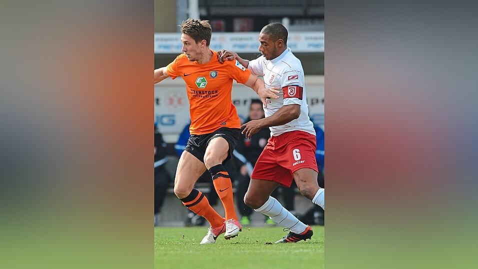 André Laurito (r. ) kämpft als Jahn-Kapitän im März 2013 gegen Erzgebirge Aues Jakub Sylvestr um den Ball. André Laurito (r. ) kämpft als Jahn-Kapitän im März 2013 gegen Erzgebirge Aues Jakub Sylvestr um den Ball.