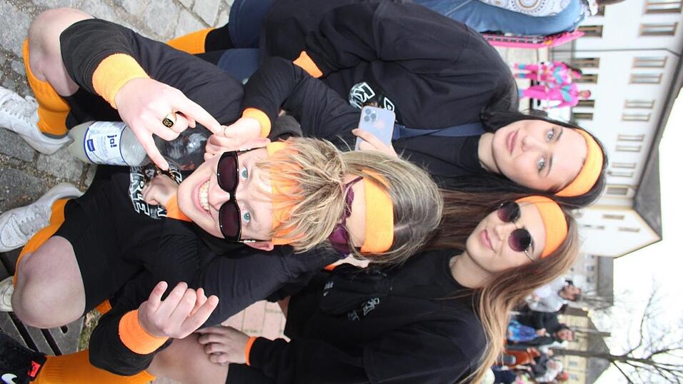 Viele Faschings-Fans haben sich am Samstag den Umzug in Langenbach angesehen. Viele Faschings-Fans haben sich am Samstag den Umzug in Langenbach angesehen.