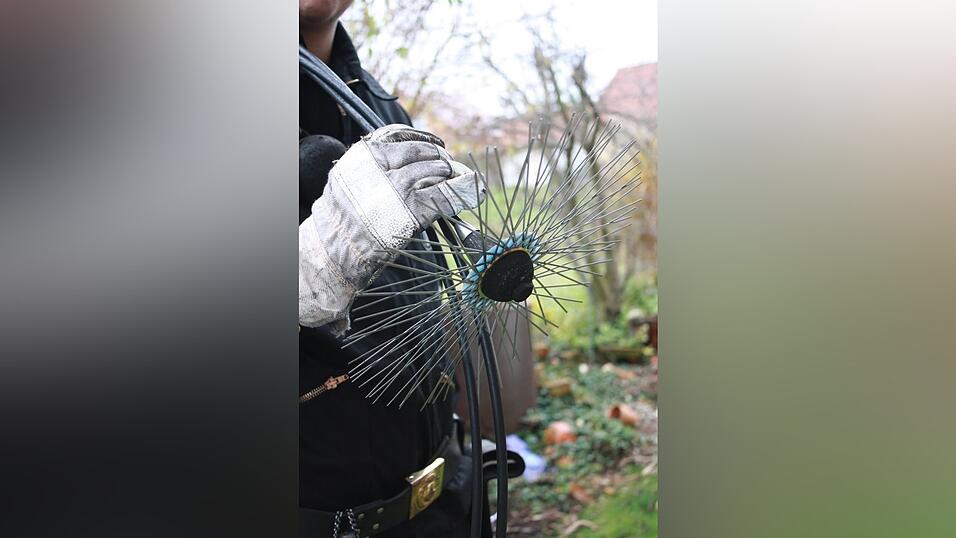 Einen Stoßbesen zum Kehren von unten nach oben, dazu eine Haspel (nicht auf dem Foto zu sehen) für Öl- und Gaskamine. Einen Stoßbesen zum Kehren von unten nach oben, dazu eine Haspel (nicht auf dem Foto zu sehen) für Öl- und Gaskamine.