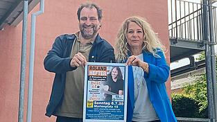 Joe Goldbrunner und Martina Steininger von der Lebenshilfe hoffen auf einen guten Besuch des Konzerts von Roland Hefter zur Feier von 55 Jahren Lebenshilfe Dingolfing-Landau.