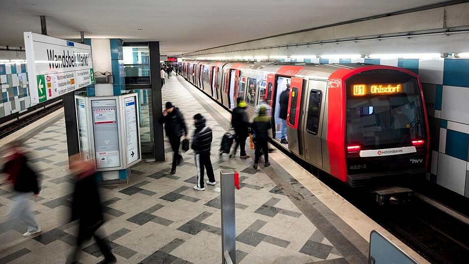 Im U-Bahnhof Wandsbek Markt hat ein 25-J&auml;hriger eine junge Frau mit in den Tod gerissen.