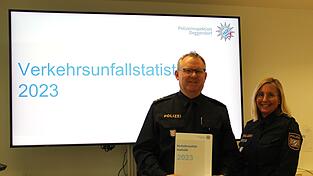 Setzen sich f&uuml;r mehr Sicherheit auf Deggendorfs Stra&szlig;en ein: Polizeichef Markus V&ouml;lkl und Polizeioberkommissarin Britta Bachinger bei der Vorstellung der Unfallstatistik f&uuml;r das vergangene Jahr.