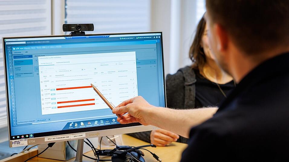 Ein Hausarzt lädt in seiner Praxis Dokumente in eine elektronische Patientenakte 'ePA'. Ein Hausarzt lädt in seiner Praxis Dokumente in eine elektronische Patientenakte 'ePA'.