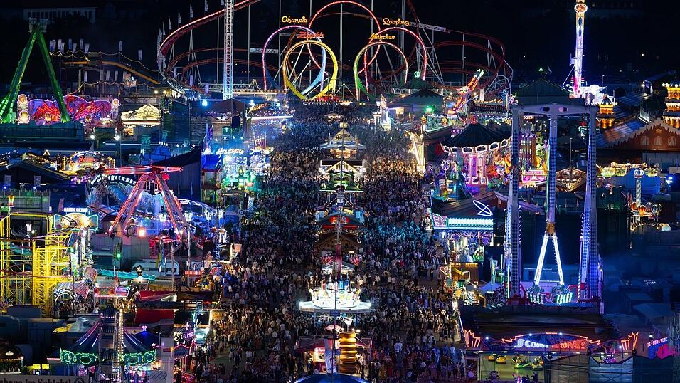 Bis in den späten Abend hinein blieb es voll auf dem Gelände. Bis in den späten Abend hinein blieb es voll auf dem Gelände.