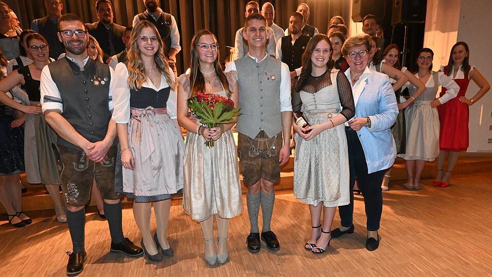 Das neue Prinzenpaar (Mitte): Simone Mayer und Daniel Hölzl. Das neue Prinzenpaar (Mitte): Simone Mayer und Daniel Hölzl.