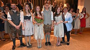 Das neue Prinzenpaar (Mitte): Simone Mayer und Daniel Hölzl. Das neue Prinzenpaar (Mitte): Simone Mayer und Daniel Hölzl.