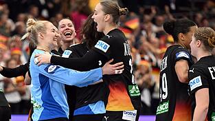 Die deutschen Handballerinnen bejubeln ihren Halbfinaleinzug. Die deutschen Handballerinnen bejubeln ihren Halbfinaleinzug.