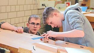 Lukas Wei&szlig; (r.) k&ouml;nnte sich vorstellen, Handwerker zu werden, sagt er. Berufssch&uuml;ler Luca K&ouml;nig (l.) gibt ihm Tipps zum Umgang mit Holz.
