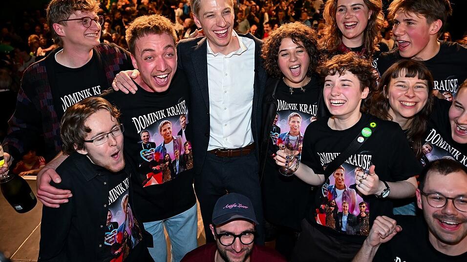 Krause und seine Parteifreunde feiern.