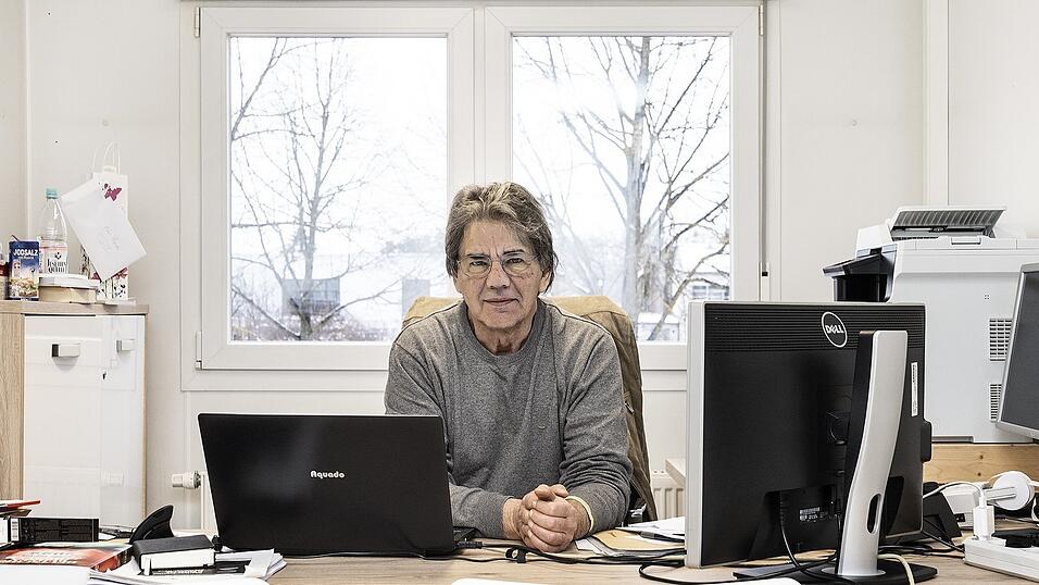 Rudi Senff in seinem B&uuml;ro im Theaterzelt am Landshuter Messegel&auml;nde. Dort wird er zum Jahresende ausziehen - der Ruhestand wartet.