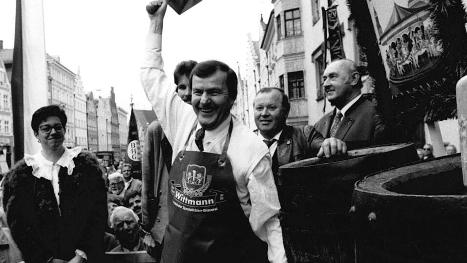 O&lsquo;zapft is: OB Deimer bei einer &Uuml;bung, die er w&auml;hrend seiner 34-j&auml;hrigen Amtszeit oft praktizierte.