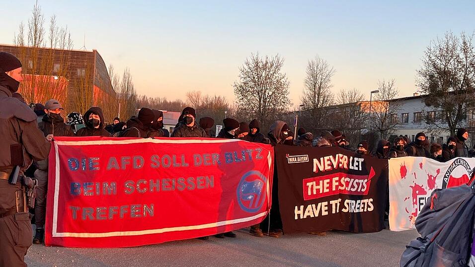 Menschen versammelten sich in Osterhofen, um gegen die AfD zu protestieren.  Menschen versammelten sich in Osterhofen, um gegen die AfD zu protestieren.