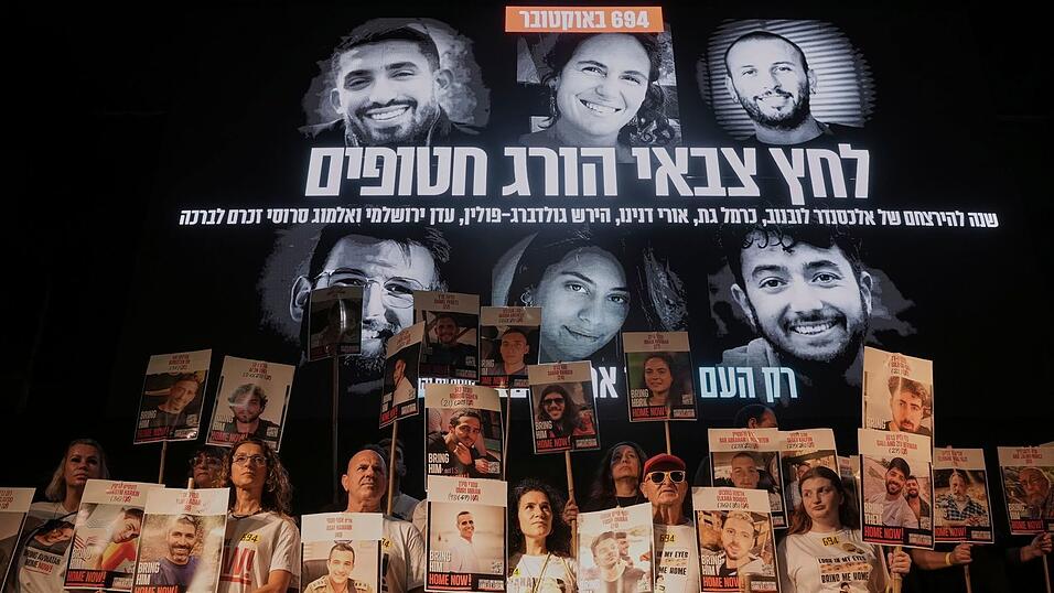 Erneut demonstrierten in Israel Tausende Menschen für ein Ende des Gaza-Kriegs.