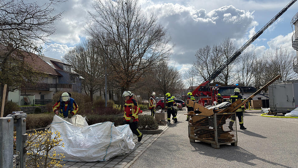 Das angeschmorte D&auml;mmmaterial wurde vom Dach transportiert und abgel&ouml;scht.