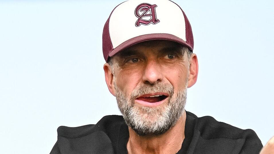 Der Bundestrainer zu Gast im Augsburger Stadion. Hier wird Jürgen Klopp sein Heimdebüt mit der Nationalmannschaft bestreiten. Der Bundestrainer zu Gast im Augsburger Stadion. Hier wird Jürgen Klopp sein Heimdebüt mit der Nationalmannschaft bestreiten.