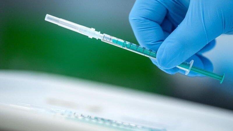 Zwei Arztpraxen im Landkreis Passau stehen im Verdacht, bei Impfungen betrogen zu haben. Die ZKG ermittelt. (Symbolbild) Zwei Arztpraxen im Landkreis Passau stehen im Verdacht, bei Impfungen betrogen zu haben. Die ZKG ermittelt. (Symbolbild)