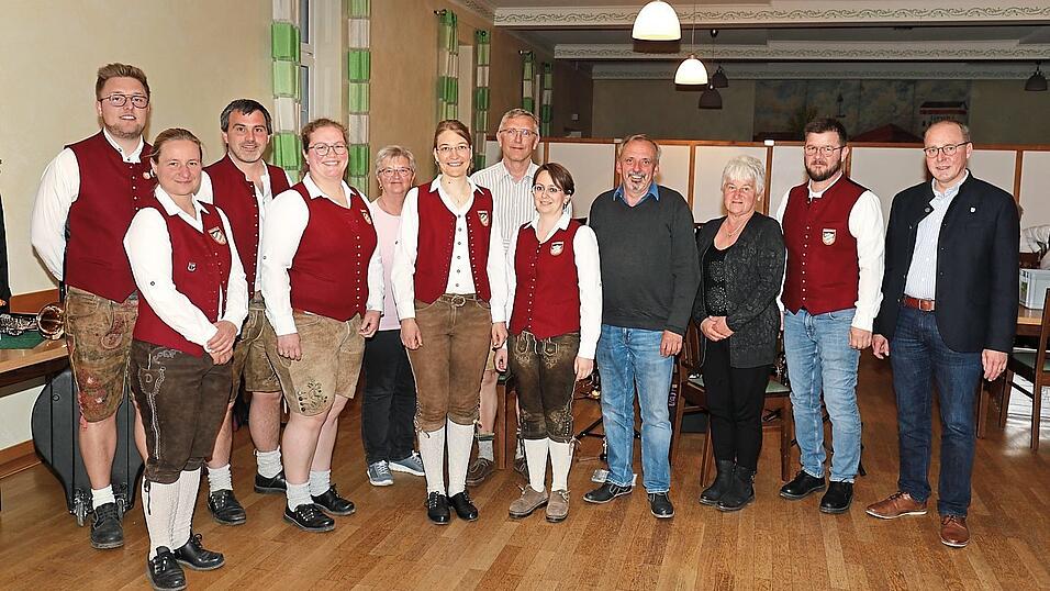 Sie gingen bei den Vorstandswahlen als F&uuml;hrungsriege hervor: Niklas Karg (v.l.), Daniela Pitz, Michael Vohla, Julia Bauer, Renate Del Toso, Martina Weinberger, Siegfried G&ouml;gl, Theresa Juraske, Johann Hertreiter, Hertha Pitz, Wolfgang Del Toso. B&uuml;rgermeister Martin Hiergeist gratulierte.