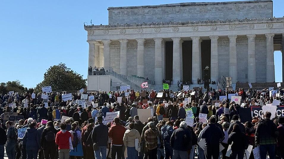 Demo von Wissenschaftlern gegen Kürzungen. Demo von Wissenschaftlern gegen Kürzungen.