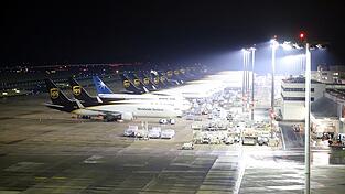 Die beiden Männer schlugen die Scheibe eines Notschalters ein.