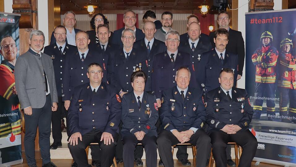 Seit bereits 40 Jahren &uuml;ben diese Aktiven den Feuerwehrdienst aus.