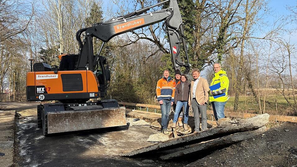 Reinhard Kraus, Bauleiter bei der Firma Streicher (v. l.), Manfred Wirth, Polier bei der Firma Streicher, Sabine Forstner, B&uuml;rgermeister Josef Beham und Robert Baumgartner vom Planungsb&uuml;ro OBW bei der Baustellenbesichtigung an der Br&uuml;cke.