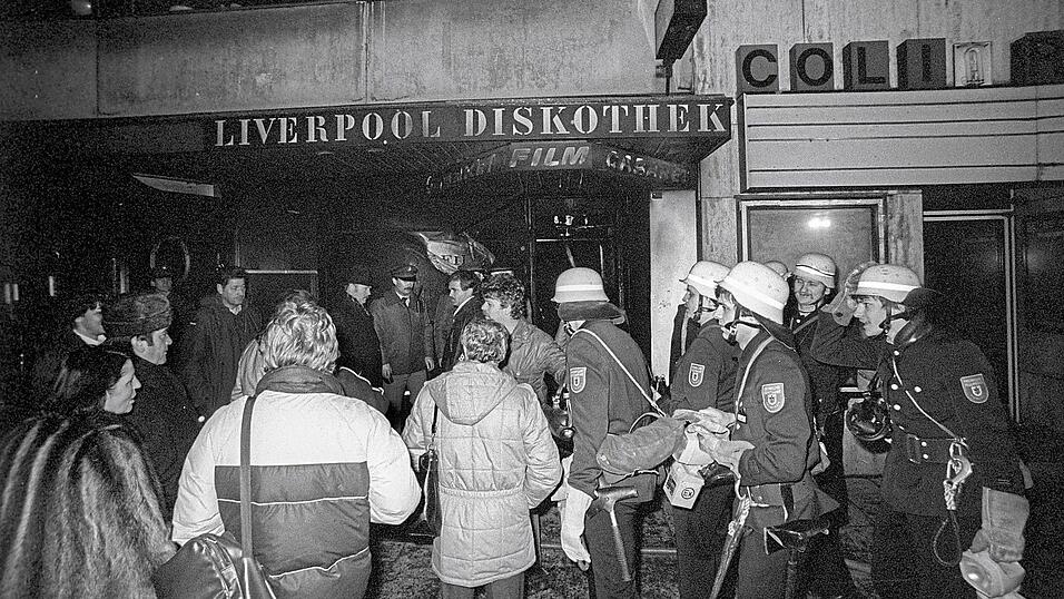 Acht Menschen werden bei einem Brandanschlag auf die M&uuml;nchner Diskothek Liverpool verletzt, und eine Angestellte erliegt sp&auml;ter ihren schweren Verletzungen.