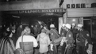 Acht Menschen werden bei einem Brandanschlag auf die M&uuml;nchner Diskothek Liverpool verletzt, und eine Angestellte erliegt sp&auml;ter ihren schweren Verletzungen.
