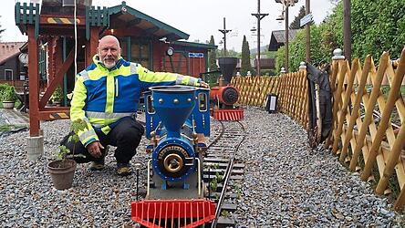 Roland Endlicher mit seiner &uuml;ber 50 Jahre alten Stahl-Eisenbahn im Arm.