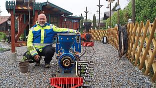 Roland Endlicher mit seiner über 50 Jahre alten Stahl-Eisenbahn im Arm. Roland Endlicher mit seiner über 50 Jahre alten Stahl-Eisenbahn im Arm.