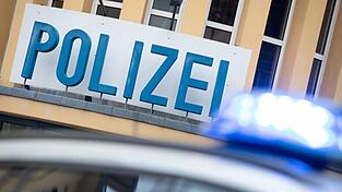 Am Mittwochabend kam es zwischen Eschlkam und Stachesried zu einem Verkehrsunfall, bei dem ein 30-j&auml;hriger Autofahrer von der Fahrbahn abkam und mehrfach gegen eine Leitplanke prallte.