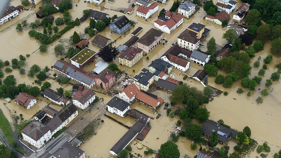Das Wasser stand zwischen den H&auml;usern. Mehrere Meter hoch war die Flutwelle, die am 1. Juni 2016 nach tagelangem Regen durch Simbach am Inn rauschte.